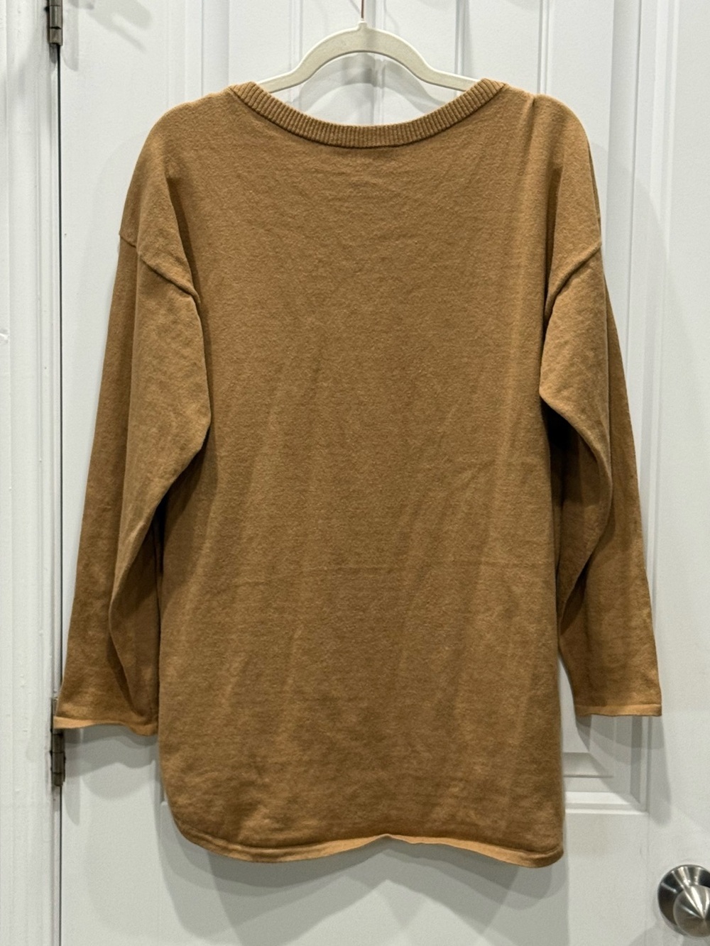Michael Kors Women’s Size Medium Lightweight Camel Button Shoulder Sweater EUC - Picture 4 of 4